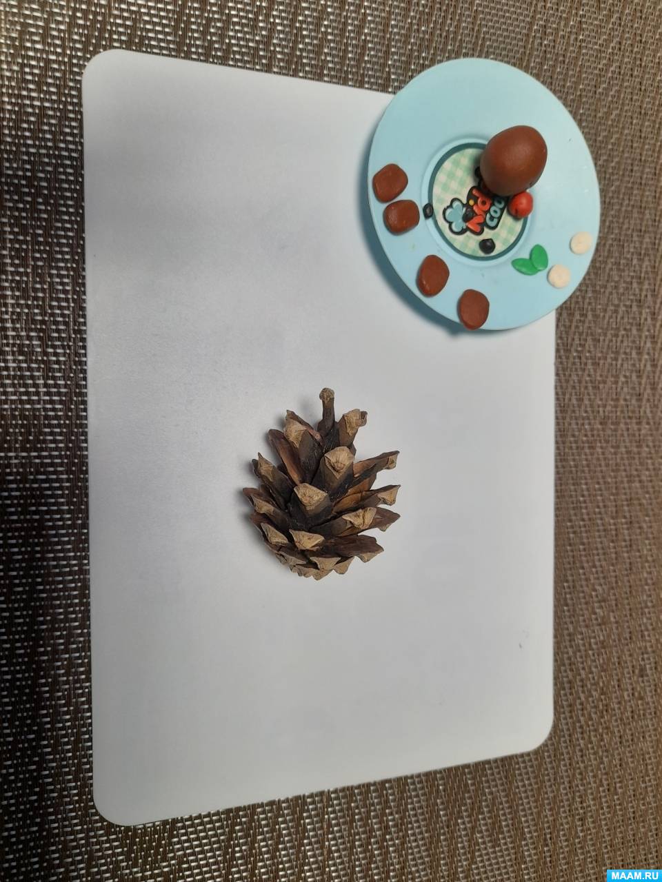 Ежик из шишки и пластилина