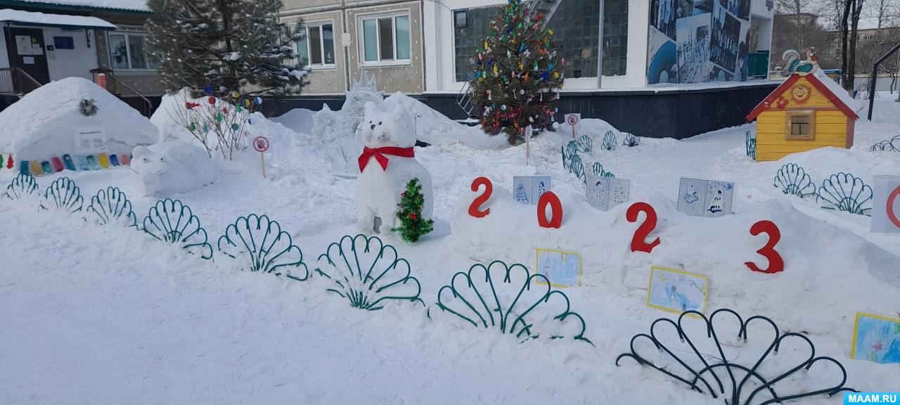 Снежные фигуры заюшкина избушка. Зимний участок в детском саду по сказкам. Фигуры из снега в садике. Снежные постройки в детском саду на участке. Зимние постройки на участке детского сада.