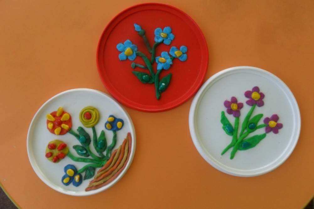 Пластилинография старшая группа занятия. Барельефная лепка в детском саду из пластилина цветы. Пластилинография весенние цветы для детей. Лепка цветов для дошкольников.