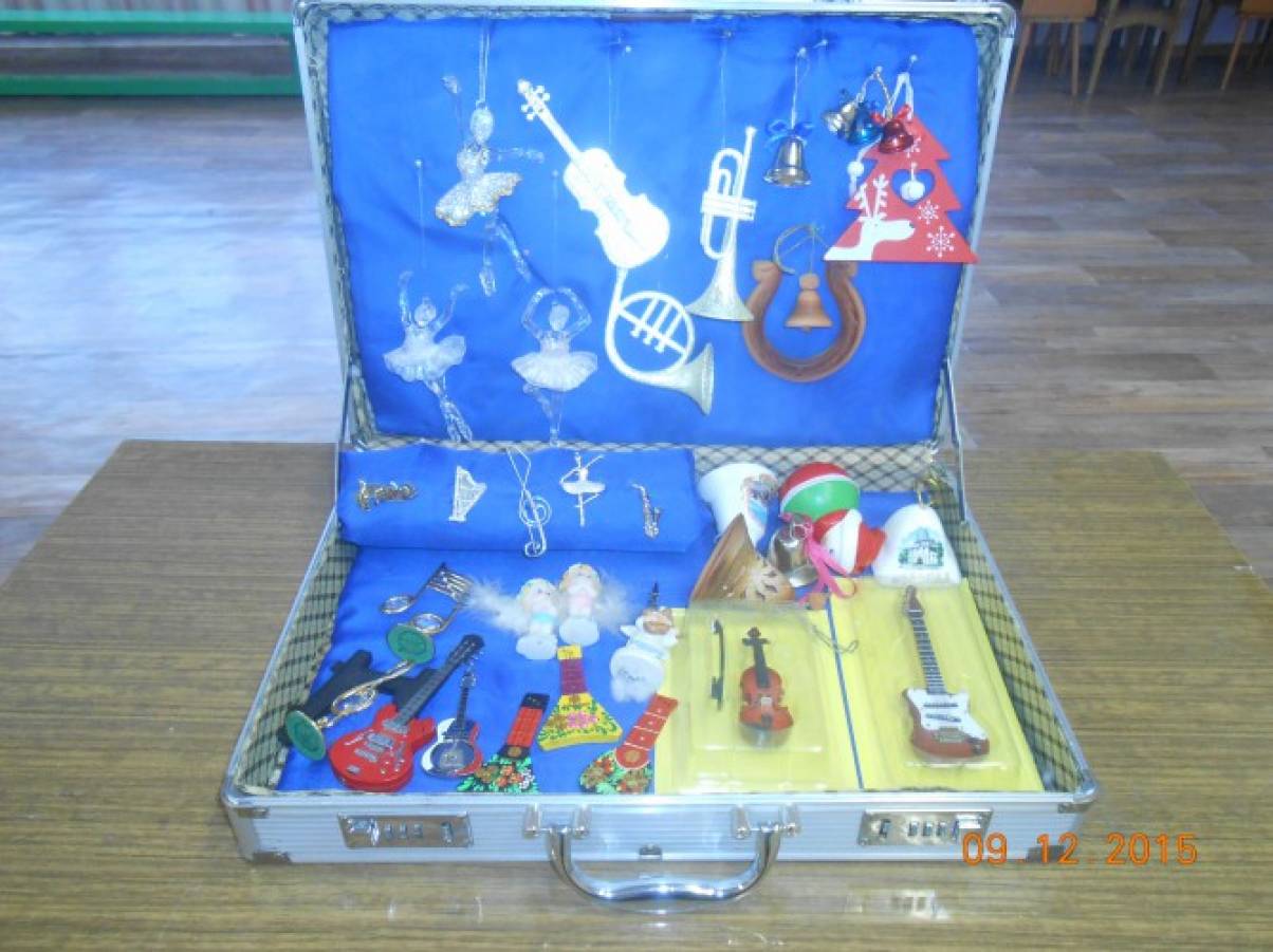 чемодан в детском саду. сундучок для детей. сказки в чемодане для детского сада. чемодан в детском саду. музыкальный чемоданчик для детского сада.