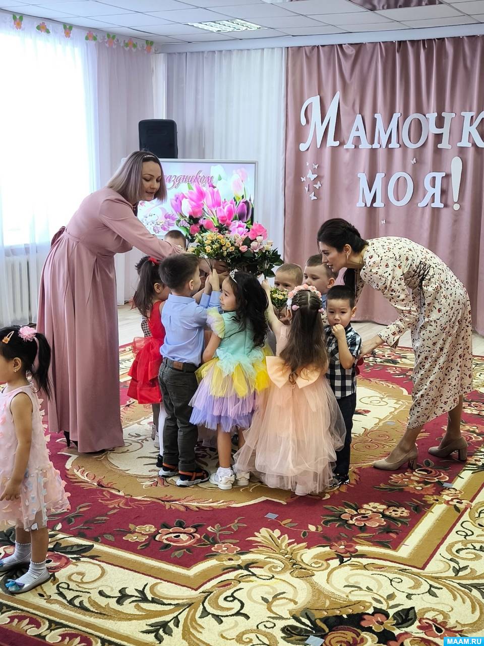 сценарий праздника на 8 марта во второй младшей группе