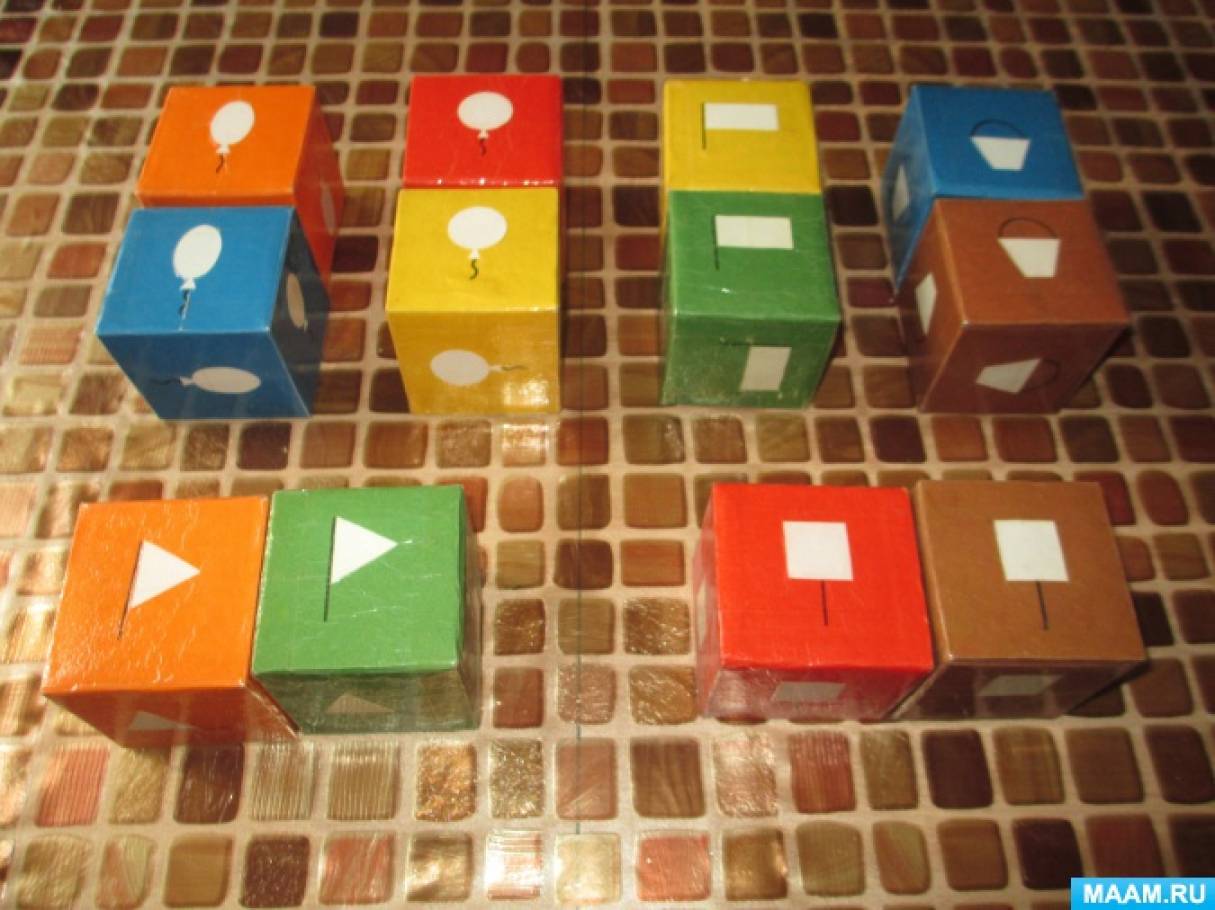 Кубики убирать по цвету игра. Звучащие кубики. Звуковая память кубики. Кубики игрушки раскладка цветов. Подбери кубик по отверстию.