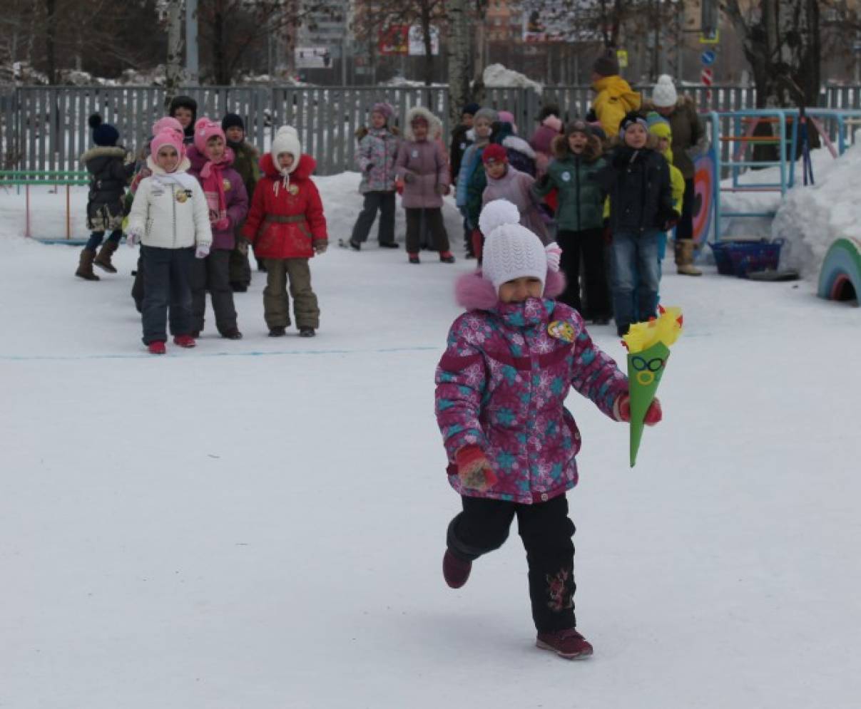 зимние эстафеты на улице. зимние эстафеты в детском саду на улице. соревнования на улице зимой для детей. эстафета зимних игр. эстафеты зимой на улице в детском саду.
