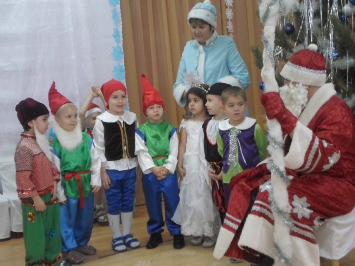 Отчет утренника 8 старшая группа. Новогодний карнавал старшей группы в ДОУ. Адыгейский новый год в ДОУ. Традиции празднования нового года в ДОУ. Праздник новый год в детском саду Казахстан.