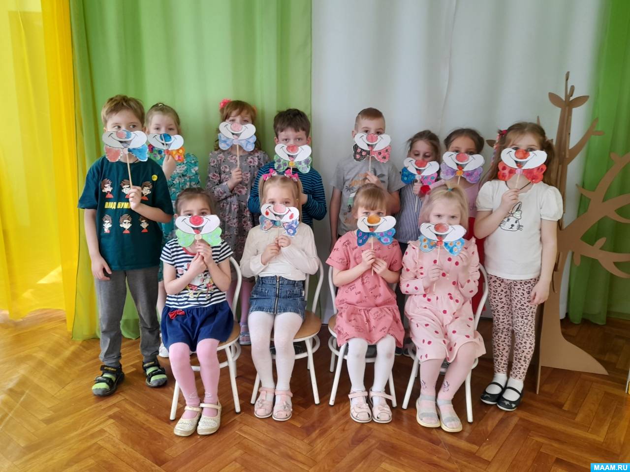 Неделя смеха и веселья проходит весело в нашей группе. Вот такие маски ...