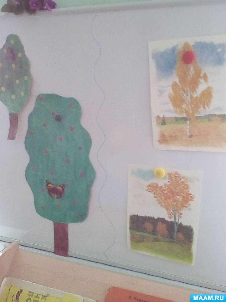 Рисует красками дерево ребенок 4 года