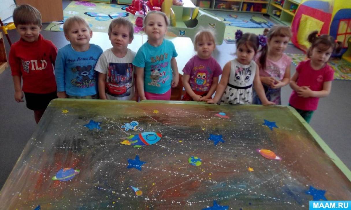 Космос 1 младшая. Космос в детском саду младшая группа. Космос первая младшая группа. Космос коллективная работа в детском саду. Космос для старшей группы детского сада.