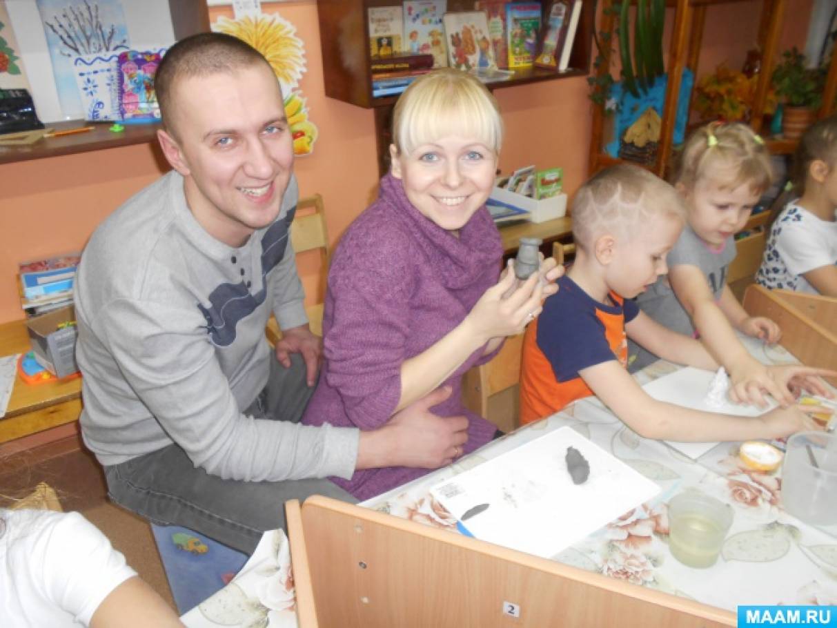 В садик вместе с папой. Ребенок лепит с родителем. лепка детей и родителей. лепка с родителями. дети вместе родителями лепят.