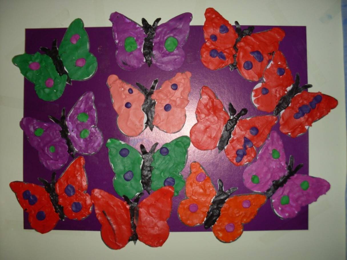 Занятие бабочки средняя группа. Бабочка пластилинография 2 младшая группа. Поделки в старшей группе детского сада. Поделки с детьми подготовительной группы. Поделки в средней группе детского сада.
