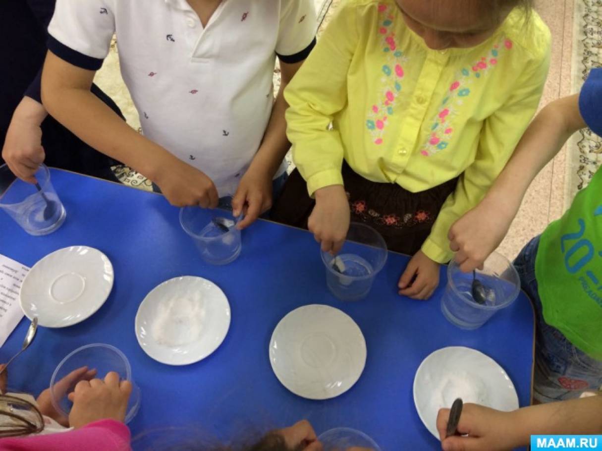 Занятие младшая группа день воды. Опыты в детском саду. Опыты для детей в детском саду. Эксперименты с водой в детском саду. Фото эксперименты в детском саду.