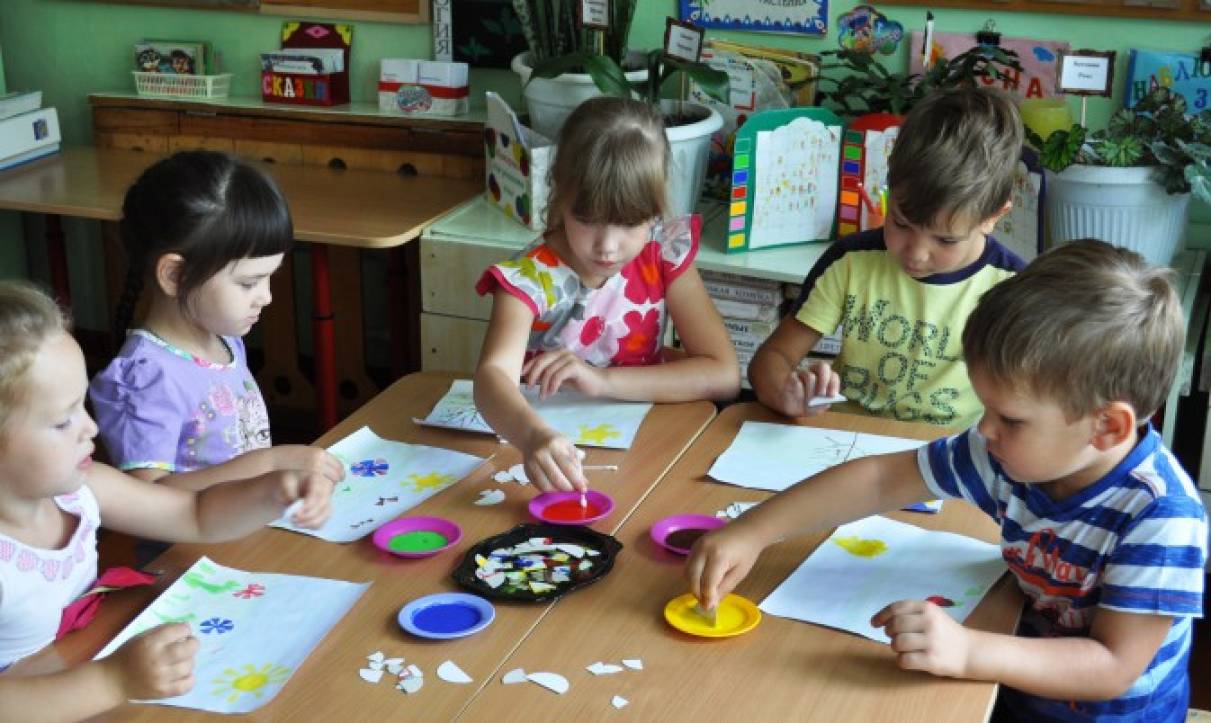 Фото №4 Рисуем ребром одной разрезанной части круга