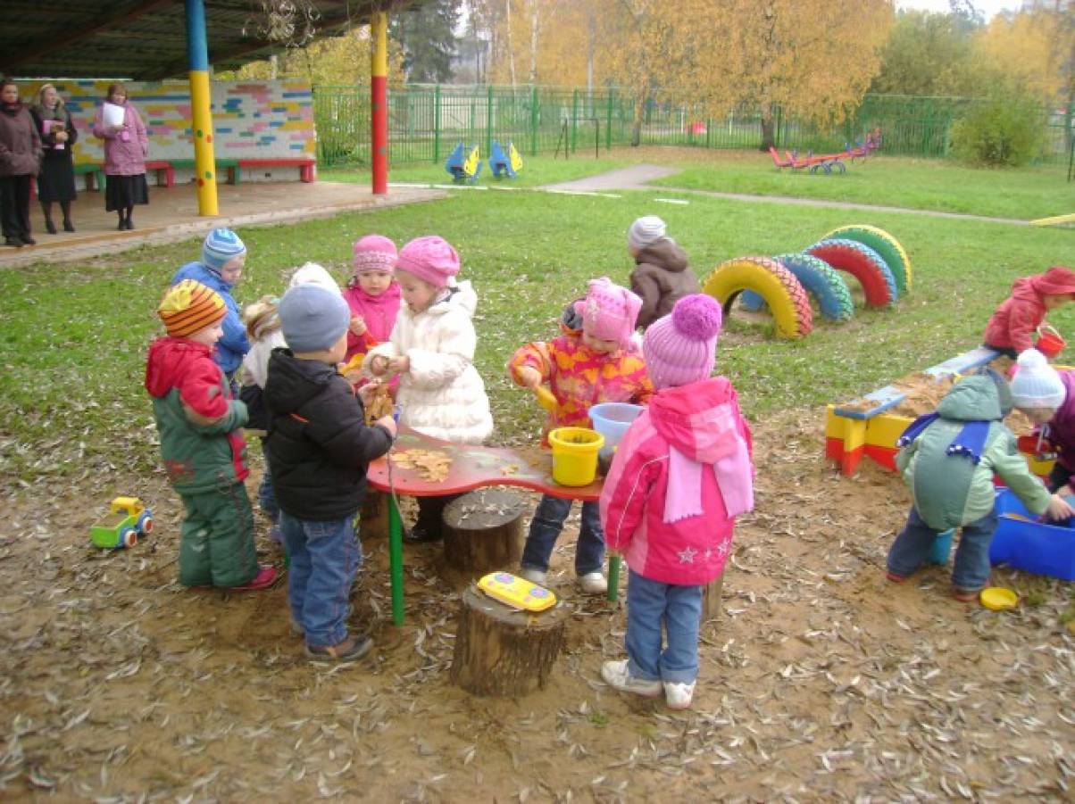 Игры на прогулке 2 младшая группа. Дети на прогулке в детском саду. Игрушки для прогулки в детском саду. Прпогулка в детском сад у. Дети в садике на прогулке.