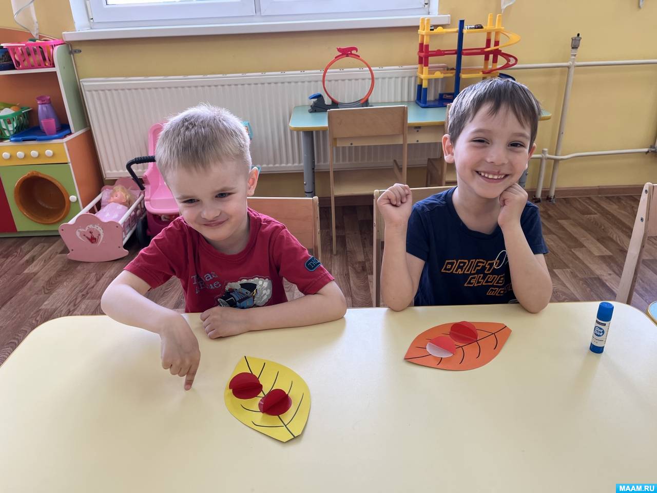 Смотреть фотографию №2 Фото №2 Дошколята очень любят наблюдать за красивыми бабочками и