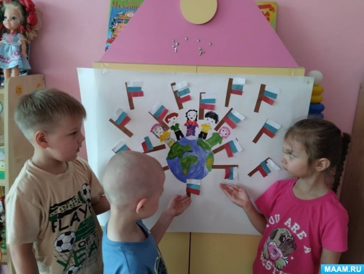 Коллективная работа по аппликации «Флаг» ко Дню России