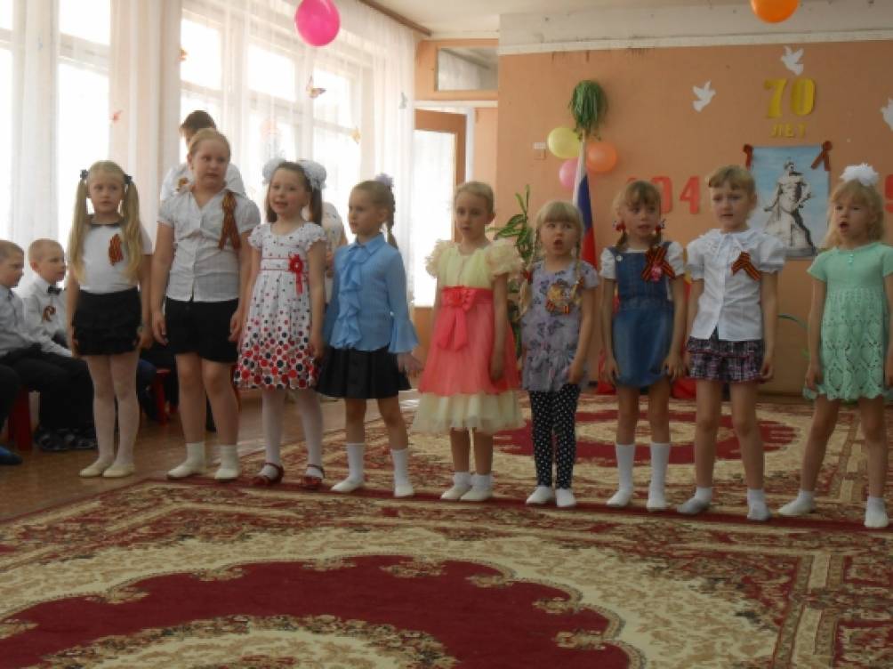 Смотреть фотографию №5 Фото №5 Под ними стоит напольная ваза с цветами