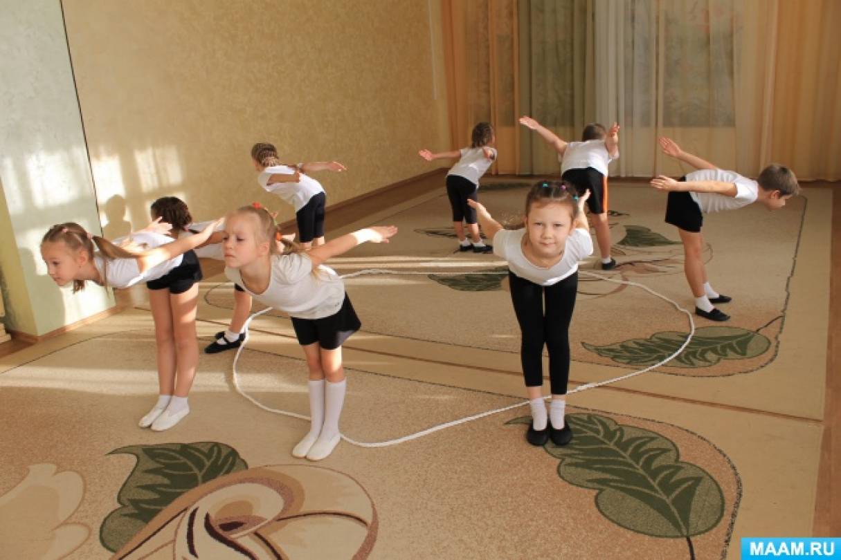 Музыка гимнастика подготовительная группа. Физкультурные занятия в детском саду. Дети на физкультуре в детском саду. Физкультура в детском садике. Гимнастические упражнения в ДОУ.
