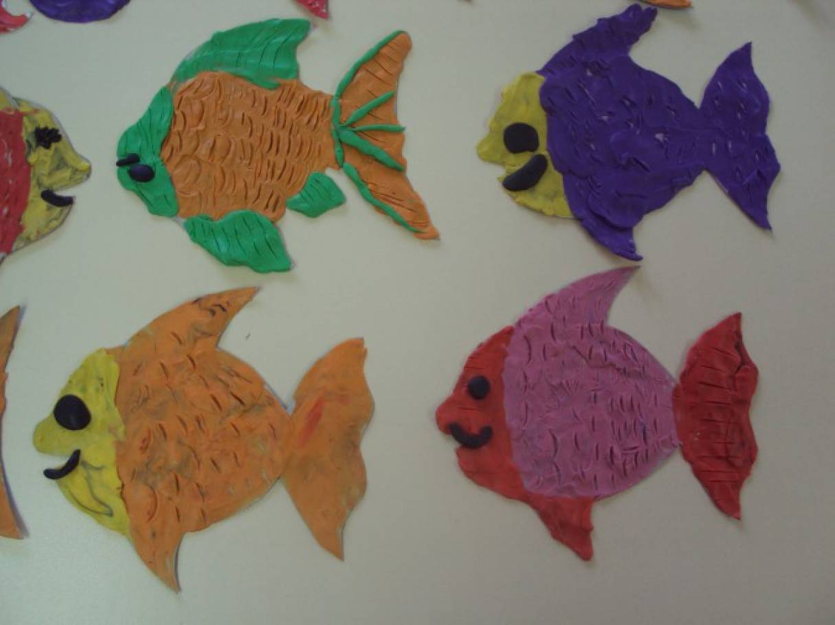 Тема аквариумные рыбки средняя группа. Пластилинография рыбка в средней группе. Пластилинография Золотая рыбка средняя группа. Лепка рыбка Колдина старшая группа. Лепка рыбка 2 младшая Колдина.