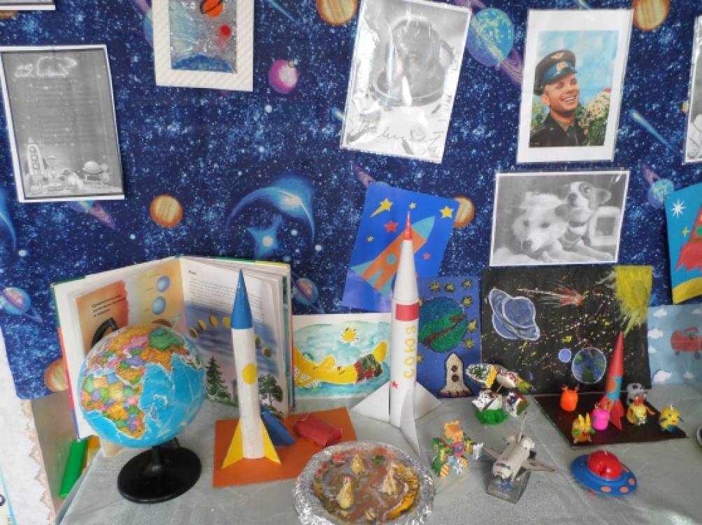 Выставка ко дню космонавтики в детском саду. Выставка космос в детском саду. Выставка поделок ко Дню космонавтики. На выставку поделка в детский сад космос.