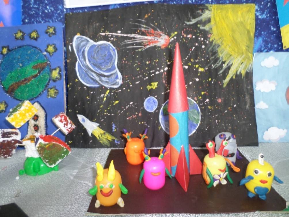 Развлечение день космонавтики в средней группе. Поделка ко Дню космонавтики. На выставку поделка в детский сад космос. Поделка в садик на тему космос.