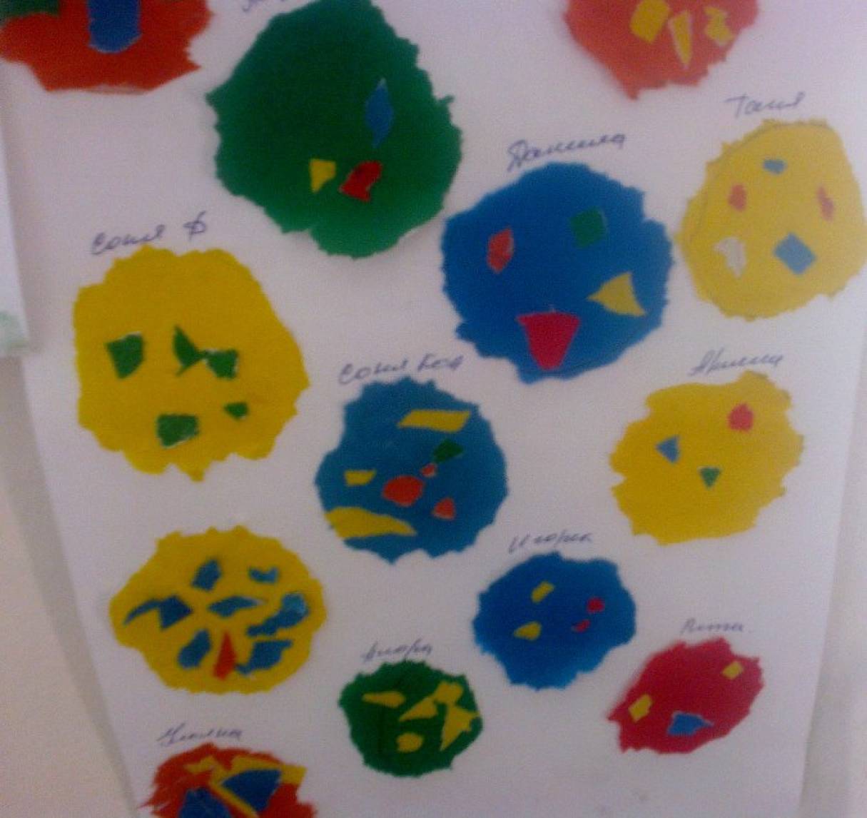 Аппликация неделя здоровья. Рисование в ясельной группе разноцветные мячи. Аппликация на тему здоровье в средней группе. Неделя здоровья в младшей группе рисование. Рисование мячик в средней группе.