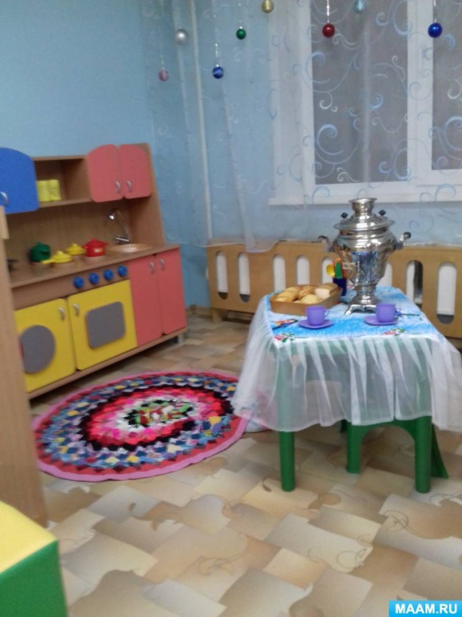 Смотреть фотографию №4 Фото №4 На ней носочки которые каждый ребенок вместе с родителями украшали сами