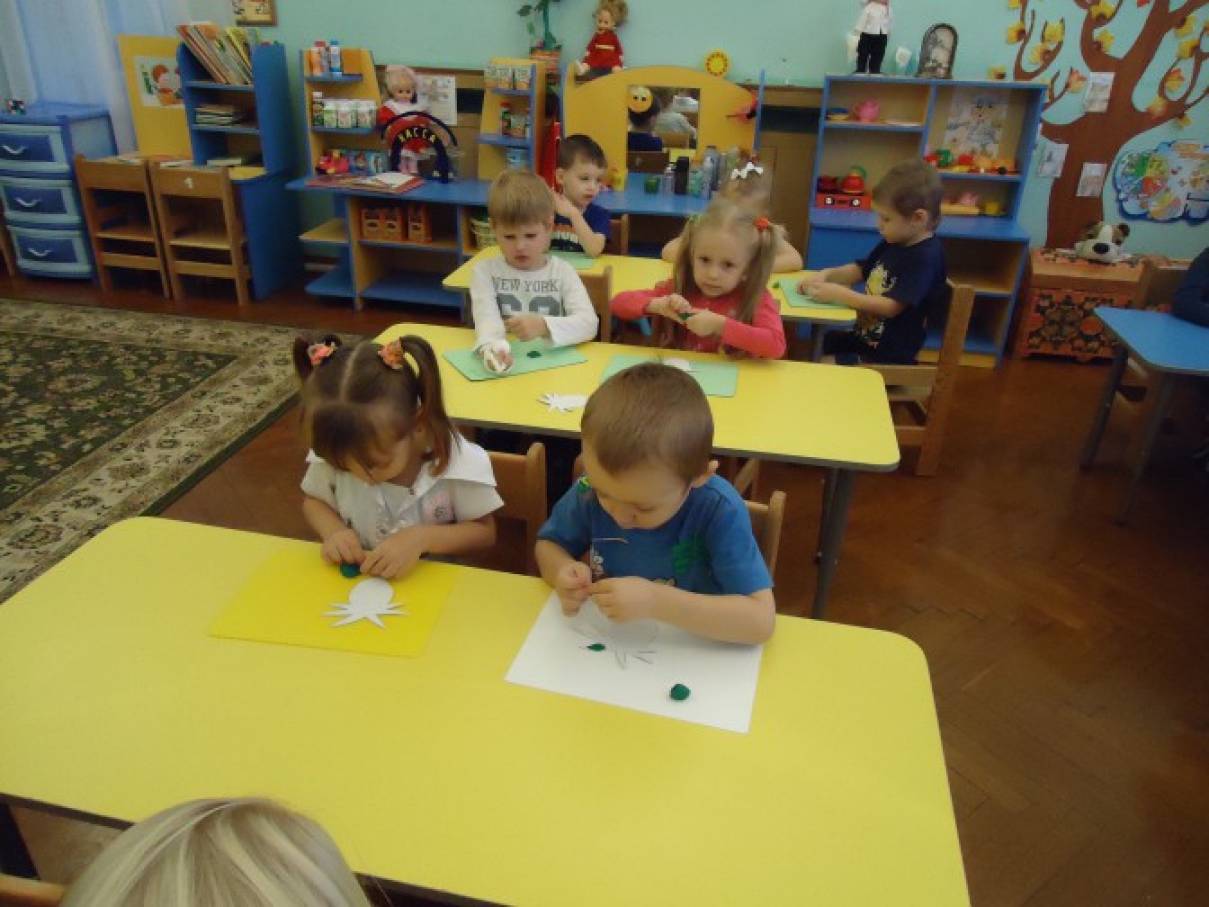 Поделка из пластилина клубника. detsad 354135 1446061369. Поделка из пластилина клубника фото. Поделка из пластилина клубника-detsad 354135 1446061369. картинка Поделка из пластилина клубника. картинка detsad 354135 1446061369. В этом уроке лепки мы расскажем родителям о том, чем занять своих малышей на досуге. Работу с пластилином психологи рекомендуют начинать практиковать с детьми с самого раннего возраста. И самые легкие поделки предполагают раскатывание шариков, колбасок и прочих деталей. На примере лепки клубники из пластилина мы расскажем, как соединить все подготовленные детали в единое целое. Кроме того, эта аппетитная ягодка заменит кукольную еду, ведь все дети любят кормить свои игрушки. Главное, следить за тем, чтобы малыш не отведал пластилиновое угощение сам.