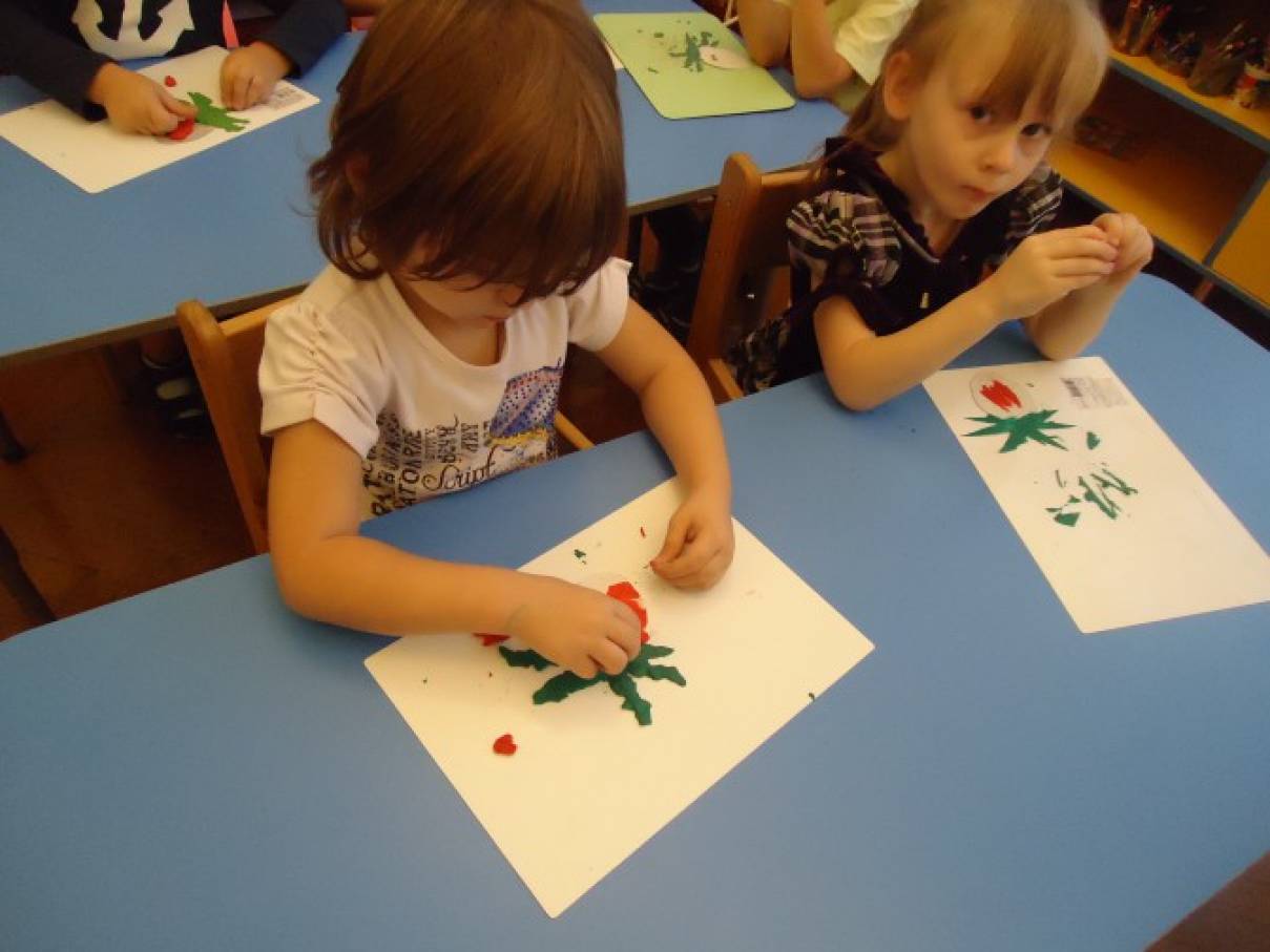 Поделка из пластилина клубника. detsad 354135 1446061514. Поделка из пластилина клубника фото. Поделка из пластилина клубника-detsad 354135 1446061514. картинка Поделка из пластилина клубника. картинка detsad 354135 1446061514. В этом уроке лепки мы расскажем родителям о том, чем занять своих малышей на досуге. Работу с пластилином психологи рекомендуют начинать практиковать с детьми с самого раннего возраста. И самые легкие поделки предполагают раскатывание шариков, колбасок и прочих деталей. На примере лепки клубники из пластилина мы расскажем, как соединить все подготовленные детали в единое целое. Кроме того, эта аппетитная ягодка заменит кукольную еду, ведь все дети любят кормить свои игрушки. Главное, следить за тем, чтобы малыш не отведал пластилиновое угощение сам.