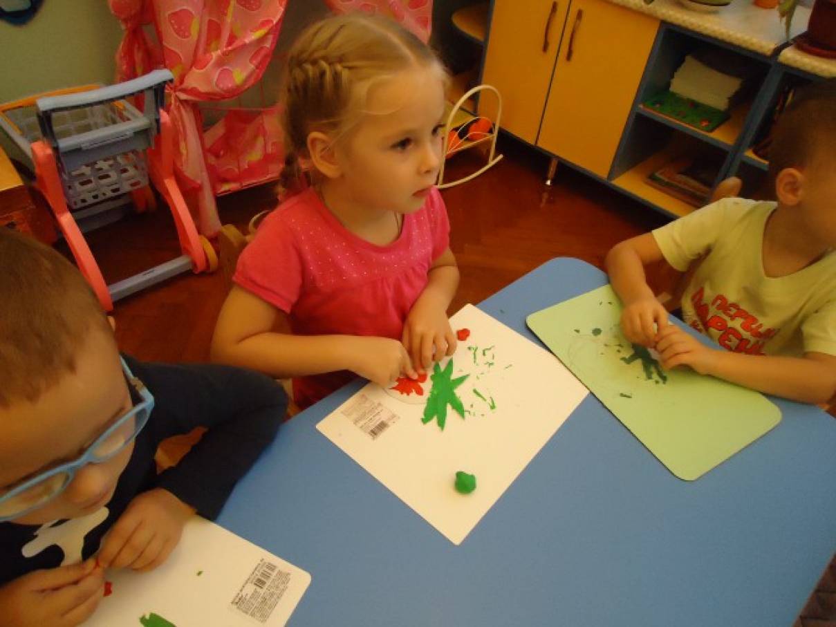 Поделка из пластилина клубника. detsad 354135 1446061532. Поделка из пластилина клубника фото. Поделка из пластилина клубника-detsad 354135 1446061532. картинка Поделка из пластилина клубника. картинка detsad 354135 1446061532. В этом уроке лепки мы расскажем родителям о том, чем занять своих малышей на досуге. Работу с пластилином психологи рекомендуют начинать практиковать с детьми с самого раннего возраста. И самые легкие поделки предполагают раскатывание шариков, колбасок и прочих деталей. На примере лепки клубники из пластилина мы расскажем, как соединить все подготовленные детали в единое целое. Кроме того, эта аппетитная ягодка заменит кукольную еду, ведь все дети любят кормить свои игрушки. Главное, следить за тем, чтобы малыш не отведал пластилиновое угощение сам.