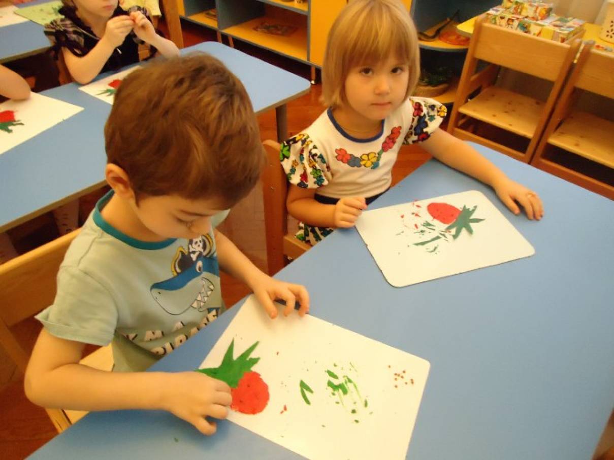 Поделка из пластилина клубника. detsad 354135 1446061581. Поделка из пластилина клубника фото. Поделка из пластилина клубника-detsad 354135 1446061581. картинка Поделка из пластилина клубника. картинка detsad 354135 1446061581. В этом уроке лепки мы расскажем родителям о том, чем занять своих малышей на досуге. Работу с пластилином психологи рекомендуют начинать практиковать с детьми с самого раннего возраста. И самые легкие поделки предполагают раскатывание шариков, колбасок и прочих деталей. На примере лепки клубники из пластилина мы расскажем, как соединить все подготовленные детали в единое целое. Кроме того, эта аппетитная ягодка заменит кукольную еду, ведь все дети любят кормить свои игрушки. Главное, следить за тем, чтобы малыш не отведал пластилиновое угощение сам.