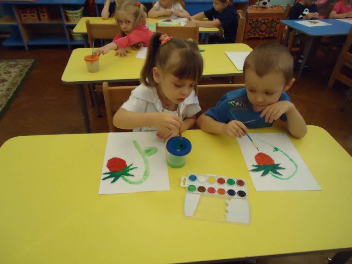Поделка из пластилина клубника. detsad 354135 1446061950. Поделка из пластилина клубника фото. Поделка из пластилина клубника-detsad 354135 1446061950. картинка Поделка из пластилина клубника. картинка detsad 354135 1446061950. В этом уроке лепки мы расскажем родителям о том, чем занять своих малышей на досуге. Работу с пластилином психологи рекомендуют начинать практиковать с детьми с самого раннего возраста. И самые легкие поделки предполагают раскатывание шариков, колбасок и прочих деталей. На примере лепки клубники из пластилина мы расскажем, как соединить все подготовленные детали в единое целое. Кроме того, эта аппетитная ягодка заменит кукольную еду, ведь все дети любят кормить свои игрушки. Главное, следить за тем, чтобы малыш не отведал пластилиновое угощение сам.