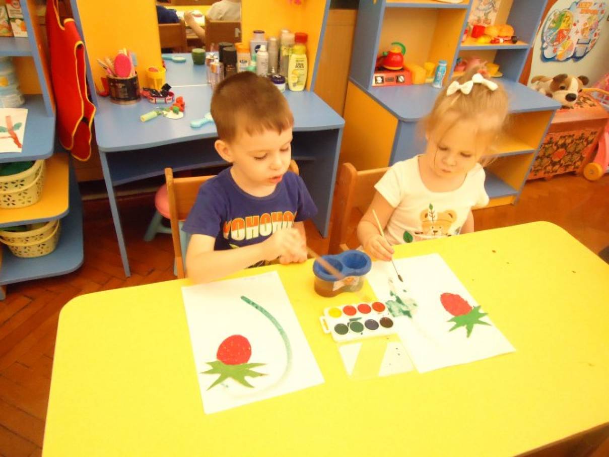 Поделка из пластилина клубника. detsad 354135 1446061970. Поделка из пластилина клубника фото. Поделка из пластилина клубника-detsad 354135 1446061970. картинка Поделка из пластилина клубника. картинка detsad 354135 1446061970. В этом уроке лепки мы расскажем родителям о том, чем занять своих малышей на досуге. Работу с пластилином психологи рекомендуют начинать практиковать с детьми с самого раннего возраста. И самые легкие поделки предполагают раскатывание шариков, колбасок и прочих деталей. На примере лепки клубники из пластилина мы расскажем, как соединить все подготовленные детали в единое целое. Кроме того, эта аппетитная ягодка заменит кукольную еду, ведь все дети любят кормить свои игрушки. Главное, следить за тем, чтобы малыш не отведал пластилиновое угощение сам.