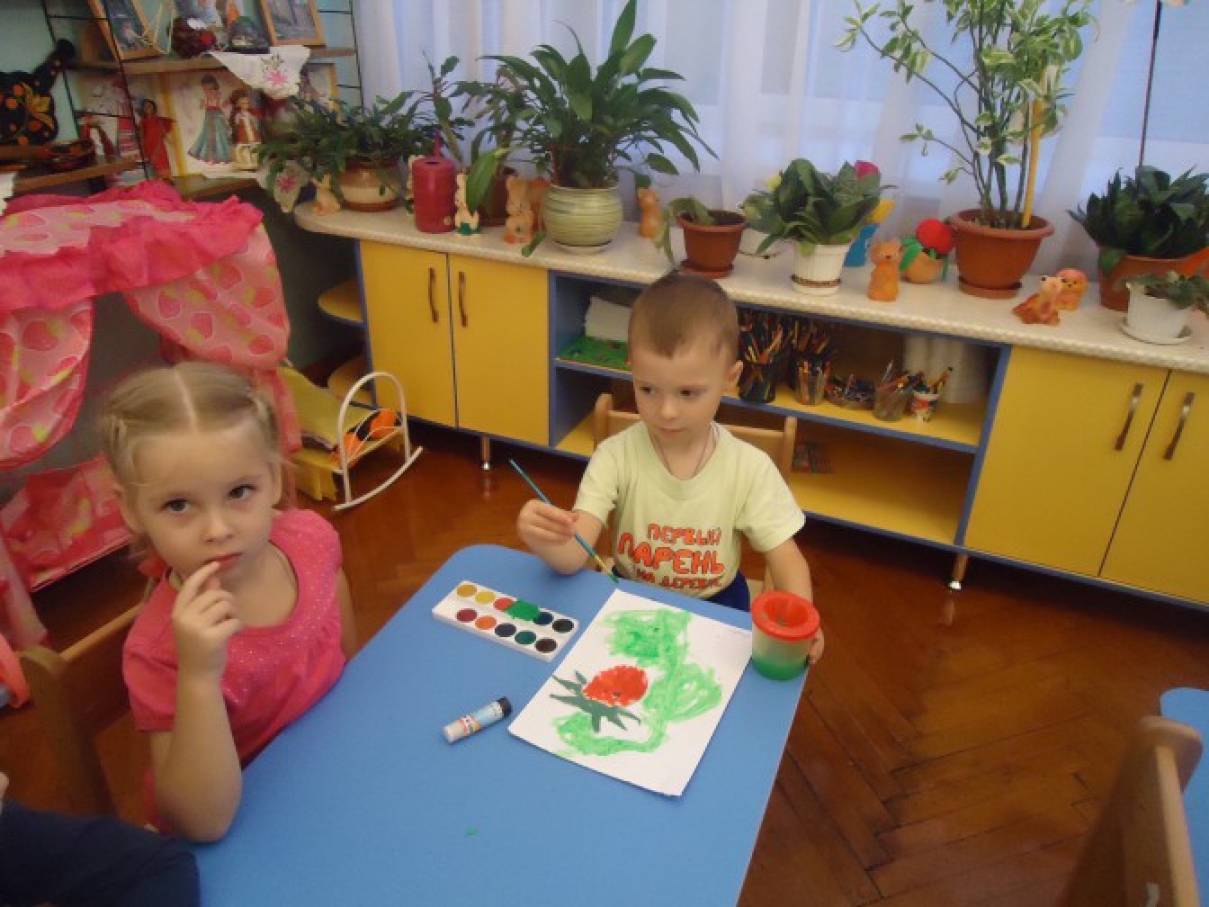 Поделка из пластилина клубника. detsad 354135 1446061995. Поделка из пластилина клубника фото. Поделка из пластилина клубника-detsad 354135 1446061995. картинка Поделка из пластилина клубника. картинка detsad 354135 1446061995. В этом уроке лепки мы расскажем родителям о том, чем занять своих малышей на досуге. Работу с пластилином психологи рекомендуют начинать практиковать с детьми с самого раннего возраста. И самые легкие поделки предполагают раскатывание шариков, колбасок и прочих деталей. На примере лепки клубники из пластилина мы расскажем, как соединить все подготовленные детали в единое целое. Кроме того, эта аппетитная ягодка заменит кукольную еду, ведь все дети любят кормить свои игрушки. Главное, следить за тем, чтобы малыш не отведал пластилиновое угощение сам.