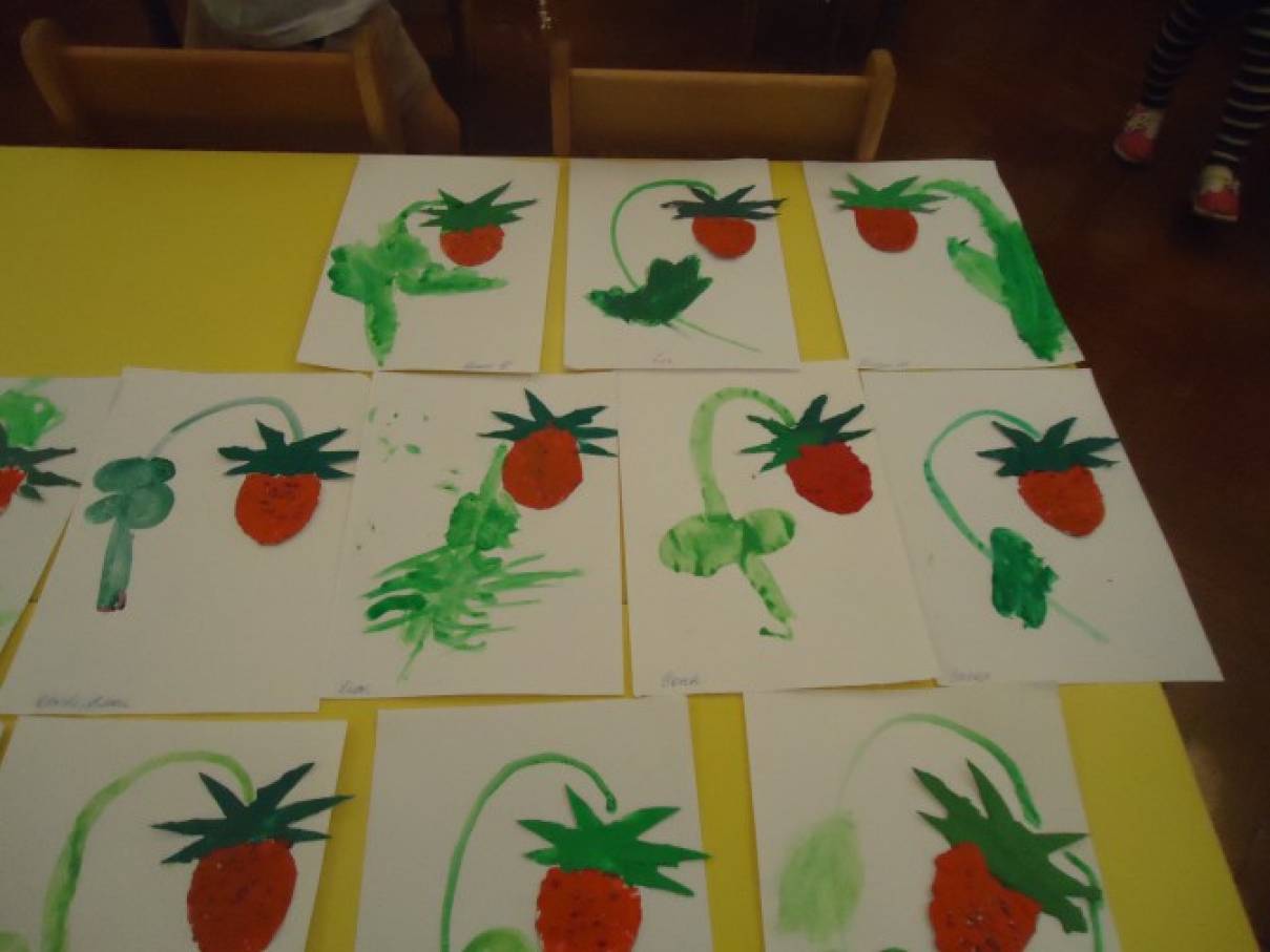 Поделка из пластилина клубника. detsad 354135 1446062109. Поделка из пластилина клубника фото. Поделка из пластилина клубника-detsad 354135 1446062109. картинка Поделка из пластилина клубника. картинка detsad 354135 1446062109. В этом уроке лепки мы расскажем родителям о том, чем занять своих малышей на досуге. Работу с пластилином психологи рекомендуют начинать практиковать с детьми с самого раннего возраста. И самые легкие поделки предполагают раскатывание шариков, колбасок и прочих деталей. На примере лепки клубники из пластилина мы расскажем, как соединить все подготовленные детали в единое целое. Кроме того, эта аппетитная ягодка заменит кукольную еду, ведь все дети любят кормить свои игрушки. Главное, следить за тем, чтобы малыш не отведал пластилиновое угощение сам.