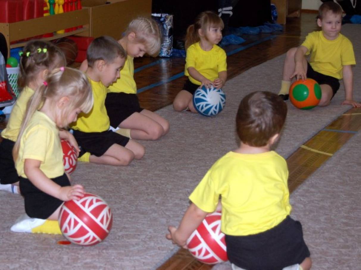 Игры с мячом младшая группа. Занятия на мяче в детском саду. Мячи для детского сада. Для детей средней группы мяч. Мячи для физкультуры в детском саду.