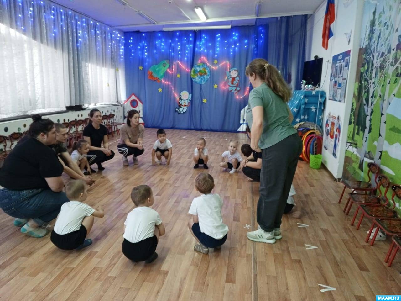 Конспект спортивного развлечения ко Дню космонавтики во второй младшей группе с родителями «Путешествие в космос»