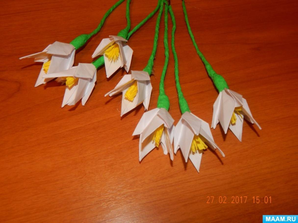 Цветок памяти крокус оригами. Подснежники из бумаги. Подснежники в технике оригами. Оригами подснежники из бумаги. Подснежник из бум Аши.