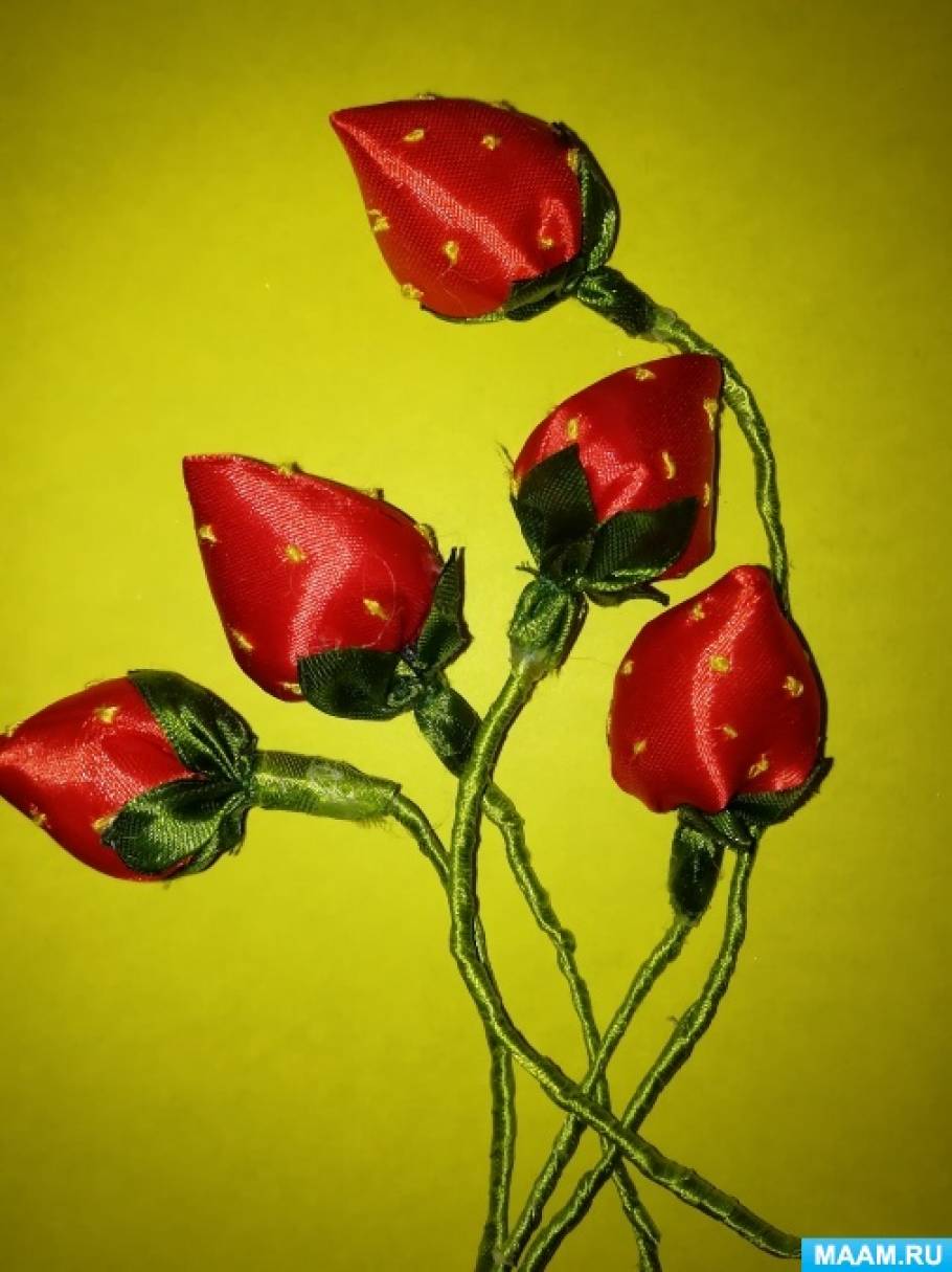 Цветы клубники из атласных лент своими руками. detsad 358845 1590160659. Цветы клубники из атласных лент своими руками фото. Цветы клубники из атласных лент своими руками-detsad 358845 1590160659. картинка Цветы клубники из атласных лент своими руками. картинка detsad 358845 1590160659. Цветочная композиция канзаши с клубникой может стать украшением на шапку, брошью или декором для повязки.