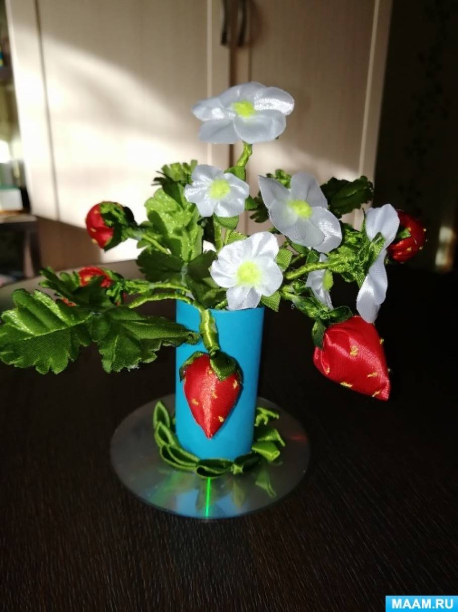Цветы клубники из атласных лент своими руками. detsad 358845 1590162029. Цветы клубники из атласных лент своими руками фото. Цветы клубники из атласных лент своими руками-detsad 358845 1590162029. картинка Цветы клубники из атласных лент своими руками. картинка detsad 358845 1590162029. Цветочная композиция канзаши с клубникой может стать украшением на шапку, брошью или декором для повязки.