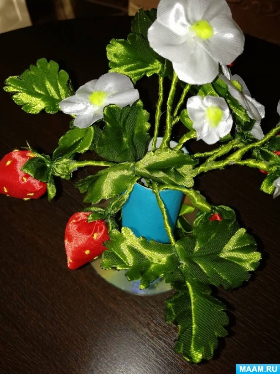 Цветы клубники из атласных лент своими руками. detsad 358845 1590162094. Цветы клубники из атласных лент своими руками фото. Цветы клубники из атласных лент своими руками-detsad 358845 1590162094. картинка Цветы клубники из атласных лент своими руками. картинка detsad 358845 1590162094. Цветочная композиция канзаши с клубникой может стать украшением на шапку, брошью или декором для повязки.