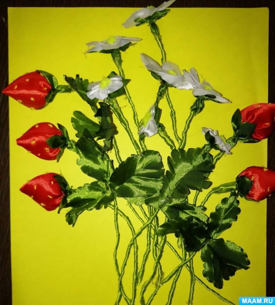 Цветы клубники из атласных лент своими руками. detsad 358845 1590162147. Цветы клубники из атласных лент своими руками фото. Цветы клубники из атласных лент своими руками-detsad 358845 1590162147. картинка Цветы клубники из атласных лент своими руками. картинка detsad 358845 1590162147. Цветочная композиция канзаши с клубникой может стать украшением на шапку, брошью или декором для повязки.