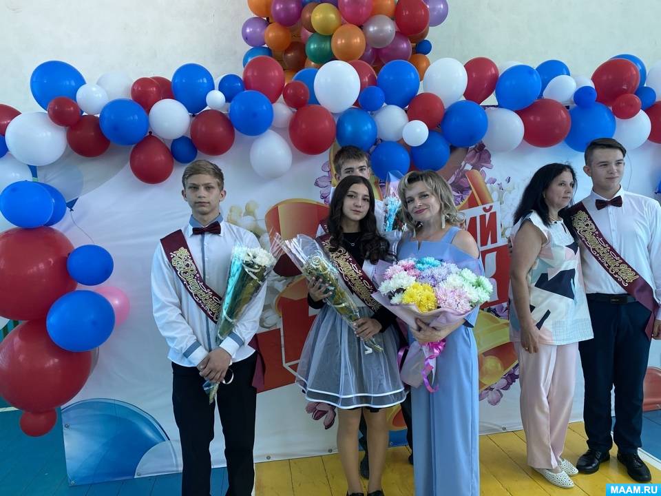 Фотоотчет «Последний звонок» для воспитанников старшего школьного возраста центра помощи семьи и детям