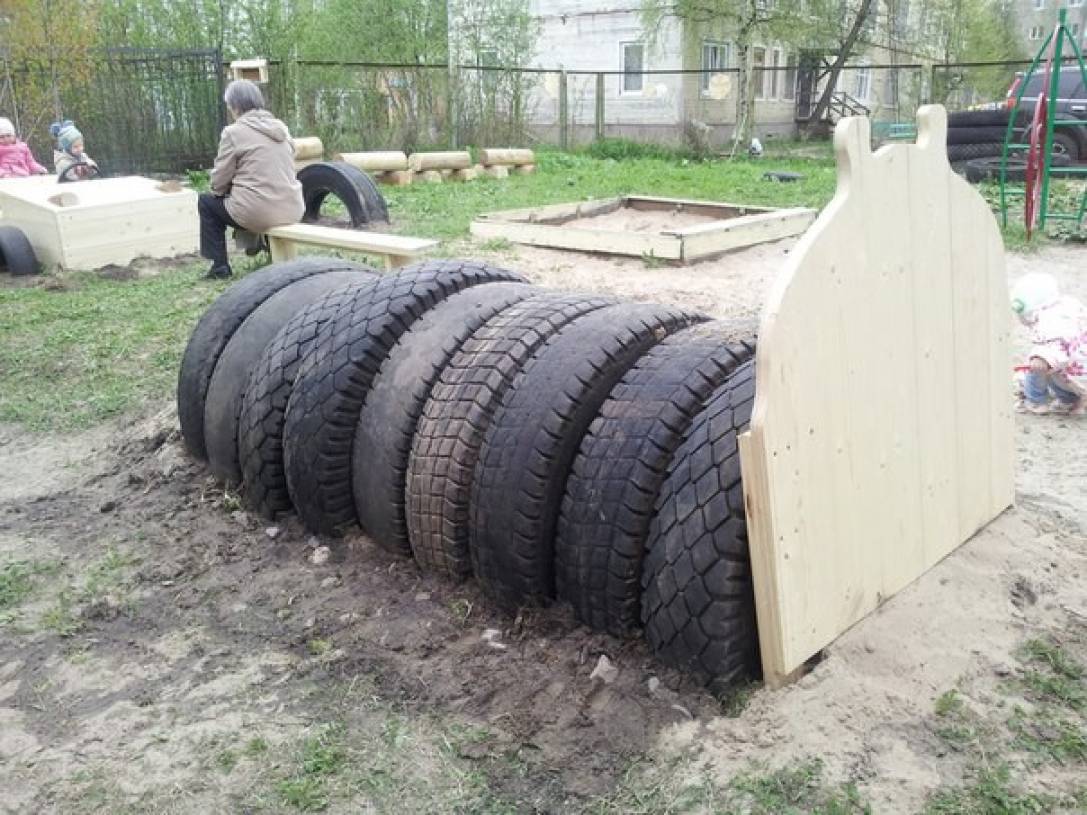 Оформление участка «Подарок от мам и пап» Фото Оформление участка «Подарок от мам и пап»