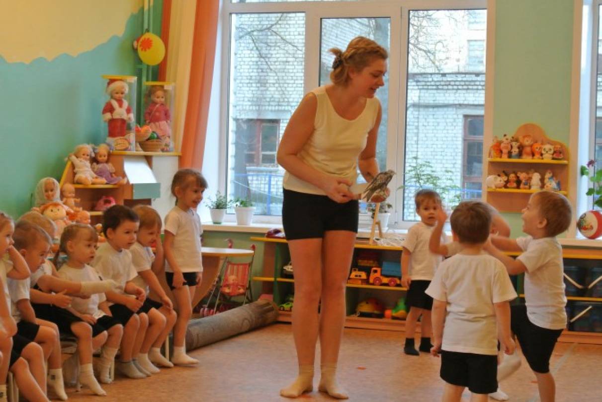 Физкультура 2 младшая группа январь. Физкультура 2 младшая группа. Спортивный досуг для детей раннего возраста. Физическая культура во 2 младшей группе. Физическому воспитанию 2 младшей группы..