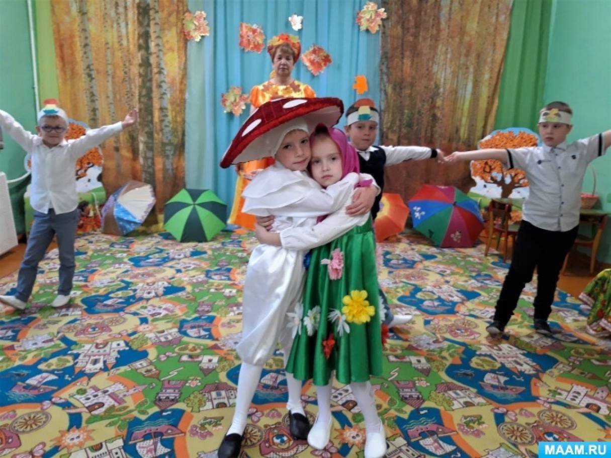 персонажи на летнем празднике в детском саду. выпускные в детских садах.