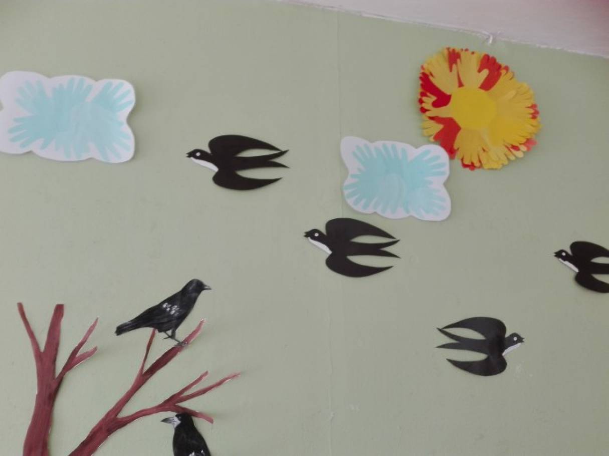 Птички для оформления группы. Весенние птицы для украшения группы в детском саду. Украшение группы в детском саду к весне. Птички для украшения группы в детском саду.