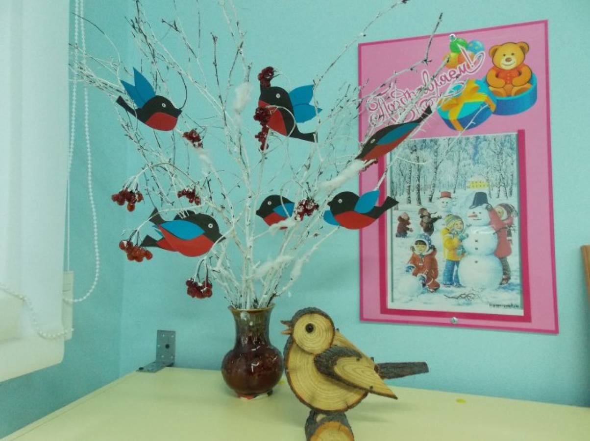 День птиц в группе раннего возраста. Украсить группу в детском саду. Птички для украшения группы в детском саду. Украшение группы в детском саду к зиме. Украшение раздевалки в детском саду к зиме.