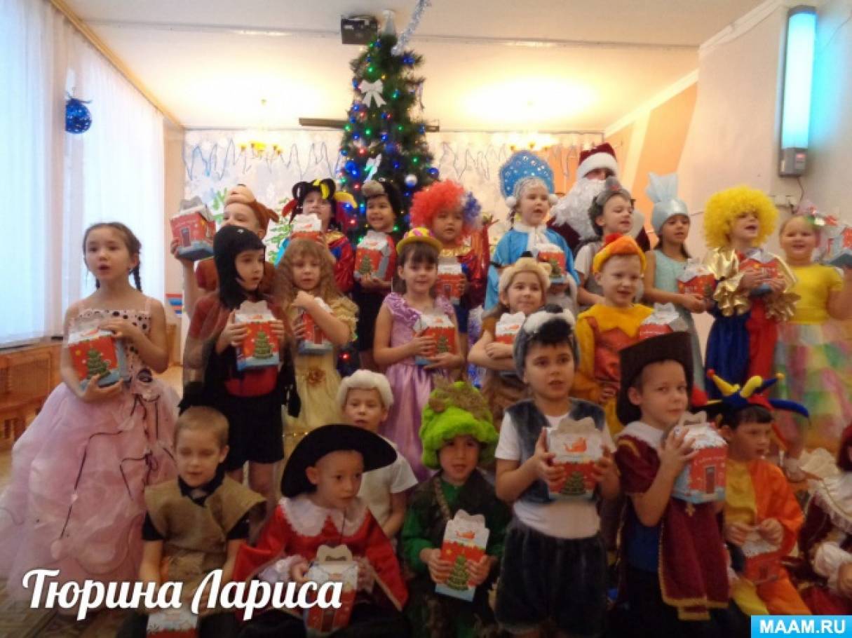 Смотреть фотографию №19 Фото №19 Петровой Дети садятся на стулья в это время на елке гаснут огни
