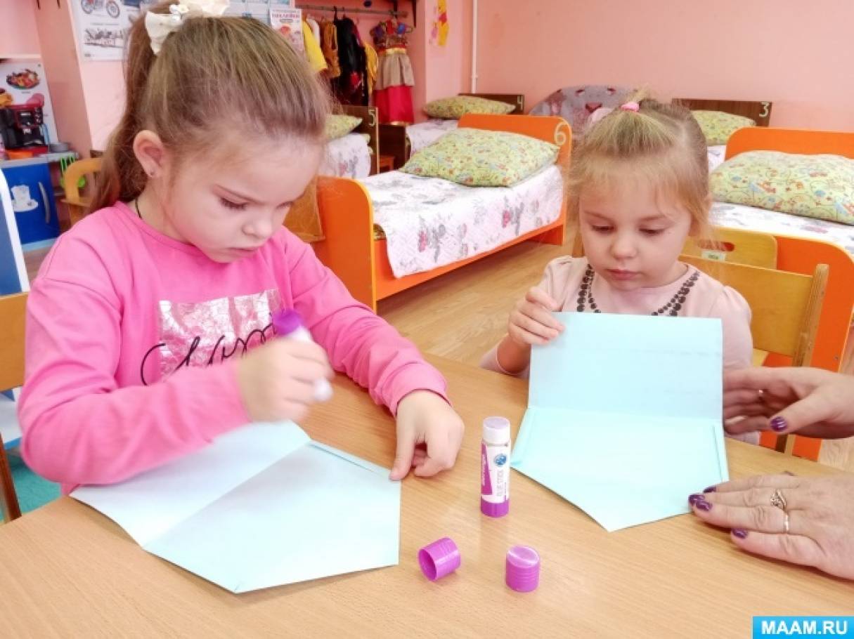 Смотреть фотографию №2 Фото №2 Продолжать формировать умение детей согласовывать свои действия с действиями партнёров соблюдать в игре ролевые взаимодействия и взаимоотношения
