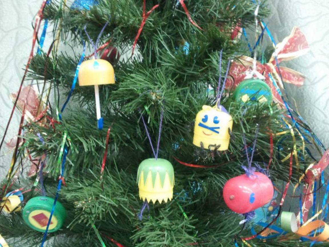 Новогодние игрушки из бросового материала своими руками. Елочные игрушки из бросового материала. Елочная игрушка из вторсырья своими руками. Новогодняя игрушка из бросового материала. Елочные игрушки из бросового материала.
