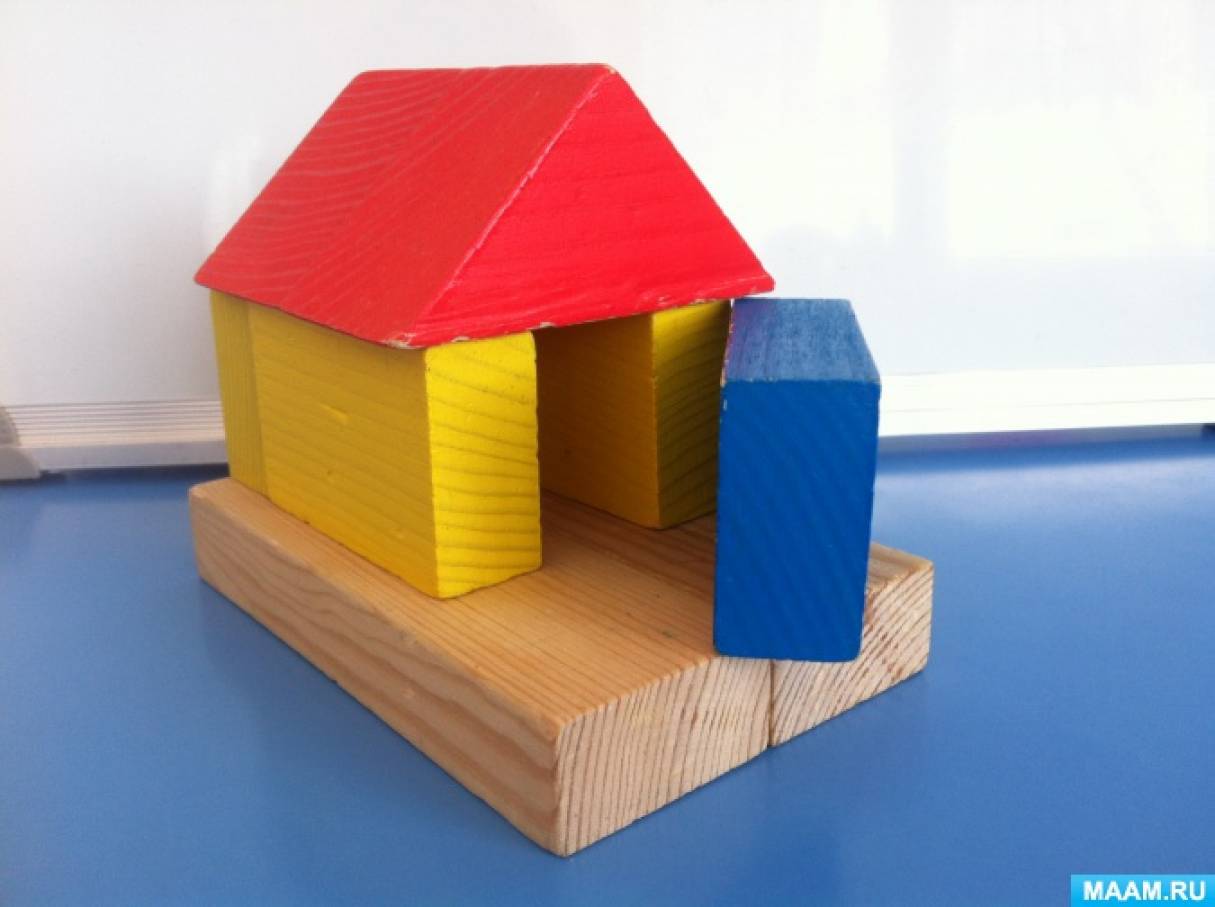 Строительный материал в младшей группе. Конструирование домик. Конструирование Томик. Деревянный домик конструирование. Домик из кубиков.